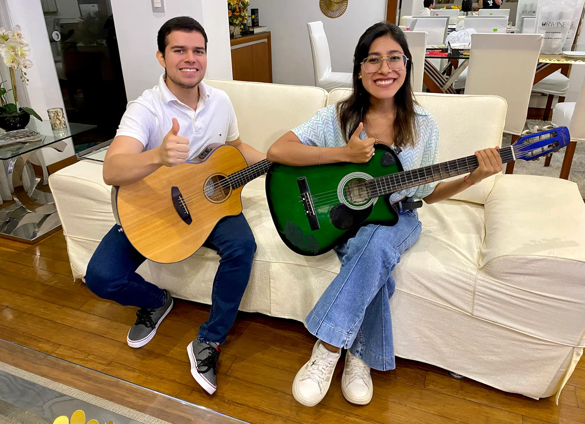 Alumno y profesor de guitarra sonríen tras una clase a domicilio personalizada en Lima.